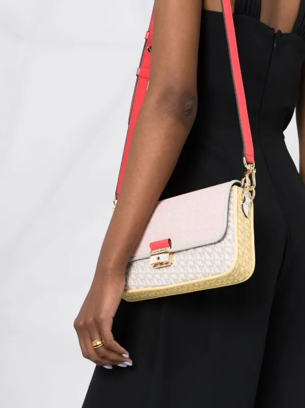 MICHAEL KORS BRADSHAW(ショルダーバッグ) MICHAEL KORS｜BRADSHAW ポケット カメラ クロスボディ エクストラ