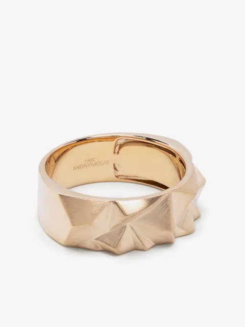 Anonymous anillo Collection 1 en oro amarillo reciclado de 18kt con diseño de pirámides