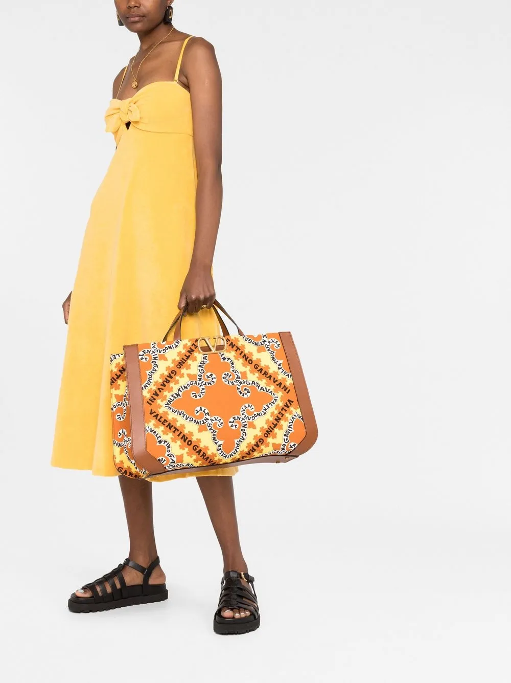 Valentino Garavani VLogo shopper met bandanaprint - Oranje