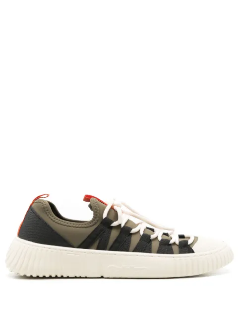 Osklen tenis bajos con diseño de paneles 