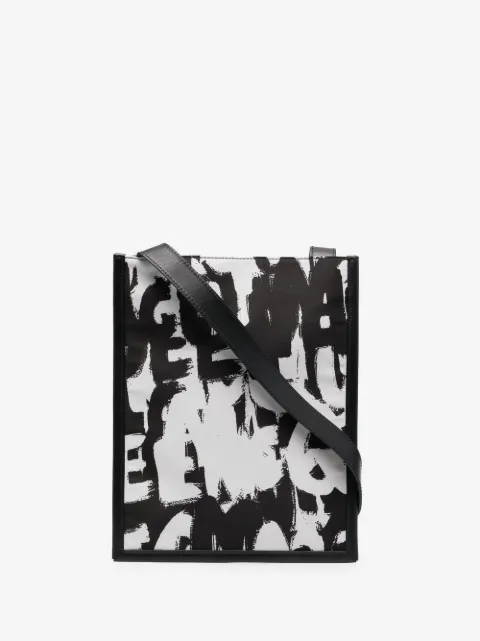 Alexander McQueen bolsa de hombro con estampado de grafiti