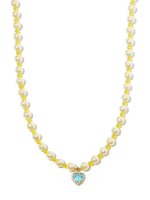 A Sinner in Pearls قلادة لؤلؤ وذهب أصفر عيار 18 بدلاية قلب أزرق