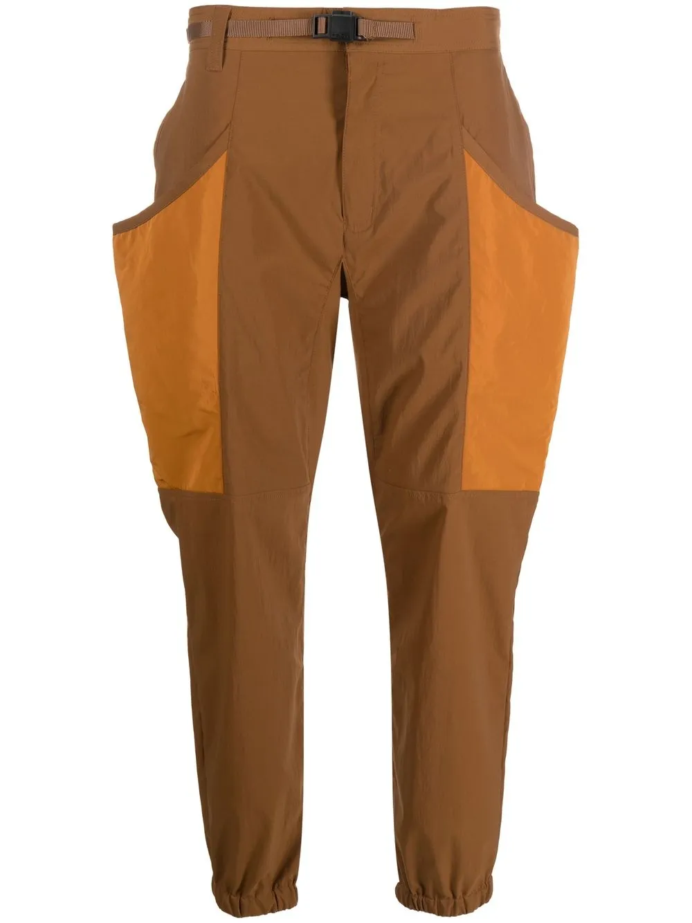 

White Mountaineering pantalones ajustados con diseño color block - Marrón