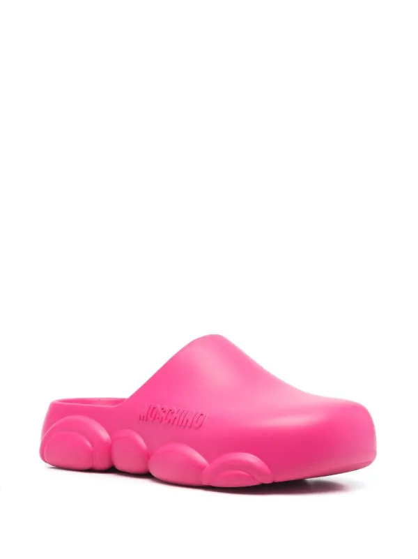 Moschino ロコ刺繍ハermudaショツ A03170528 1001 Moschino Logo Embossed Mules | Pink | FARFETCH