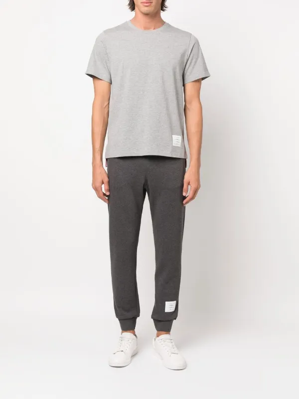 Tシャツ・カットソー THOM BROWNE Men T-shirt Grey MJS117A06769 055 Thom Browne logo-patch short-sleeved T-shirt | Grey | FARFETCH