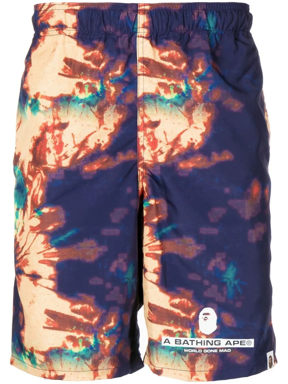 

A BATHING APE® shorts de playa con estampado tie-dye - Multicolor