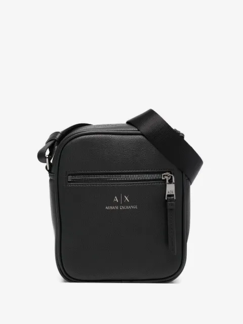 Armani Exchange mochila tipo mensajero con logo estampado