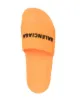 Balenciaga badtofflor med logotypdetalj