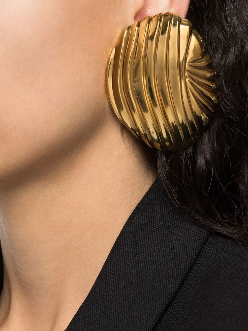 Saint Laurent Oorbellen met schelp hanger - Goud