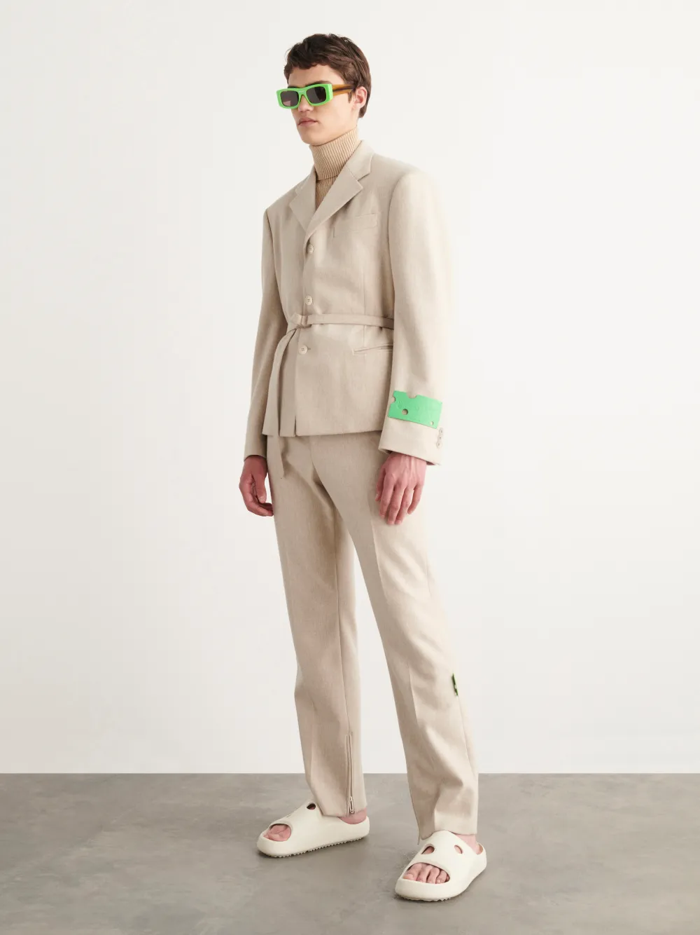 buckle-fastened single-breasted blazer