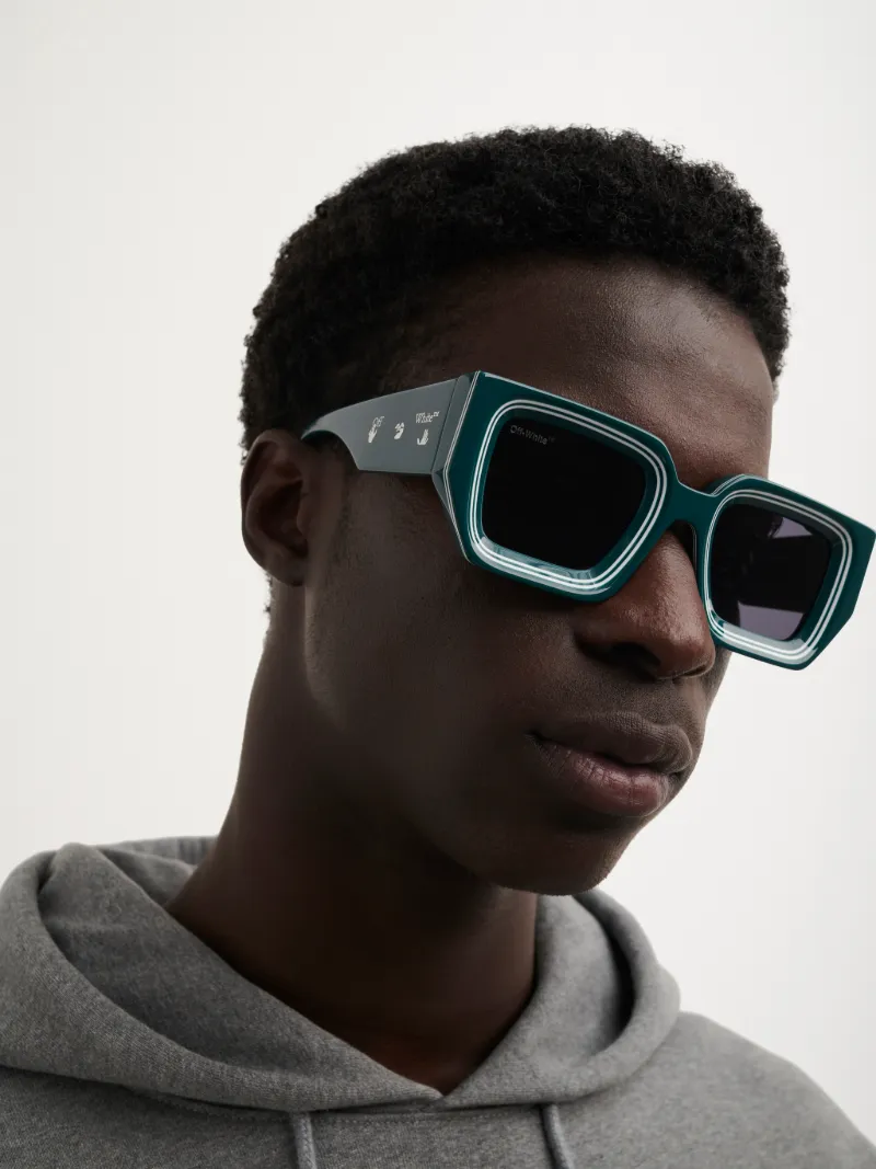 Sonnenbrille mit eckigem Gestell