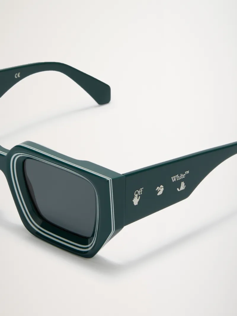 Sonnenbrille mit eckigem Gestell