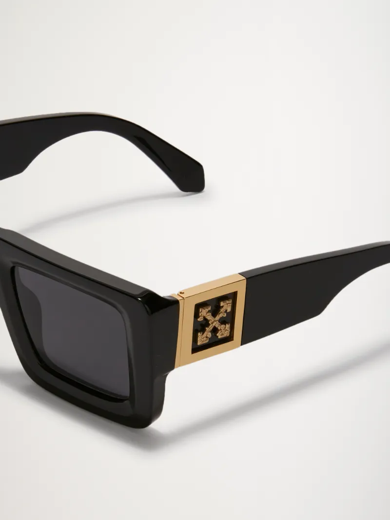 Sonnenbrille mit Arrows-Motiv