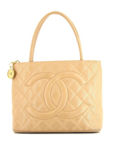 HOT SALE CHANEL Medallion quilted handbag Women