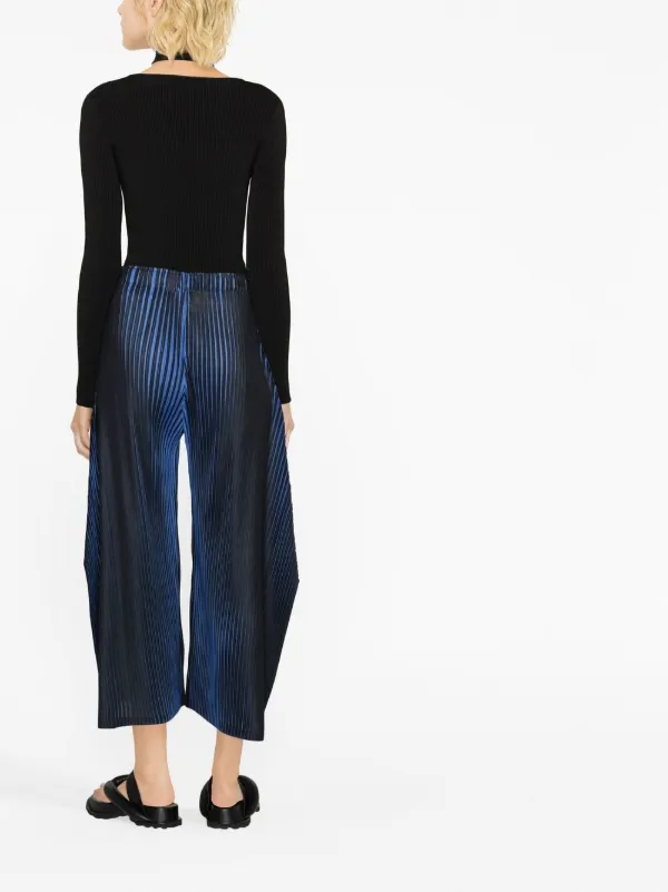 wide-leg pleated trousers