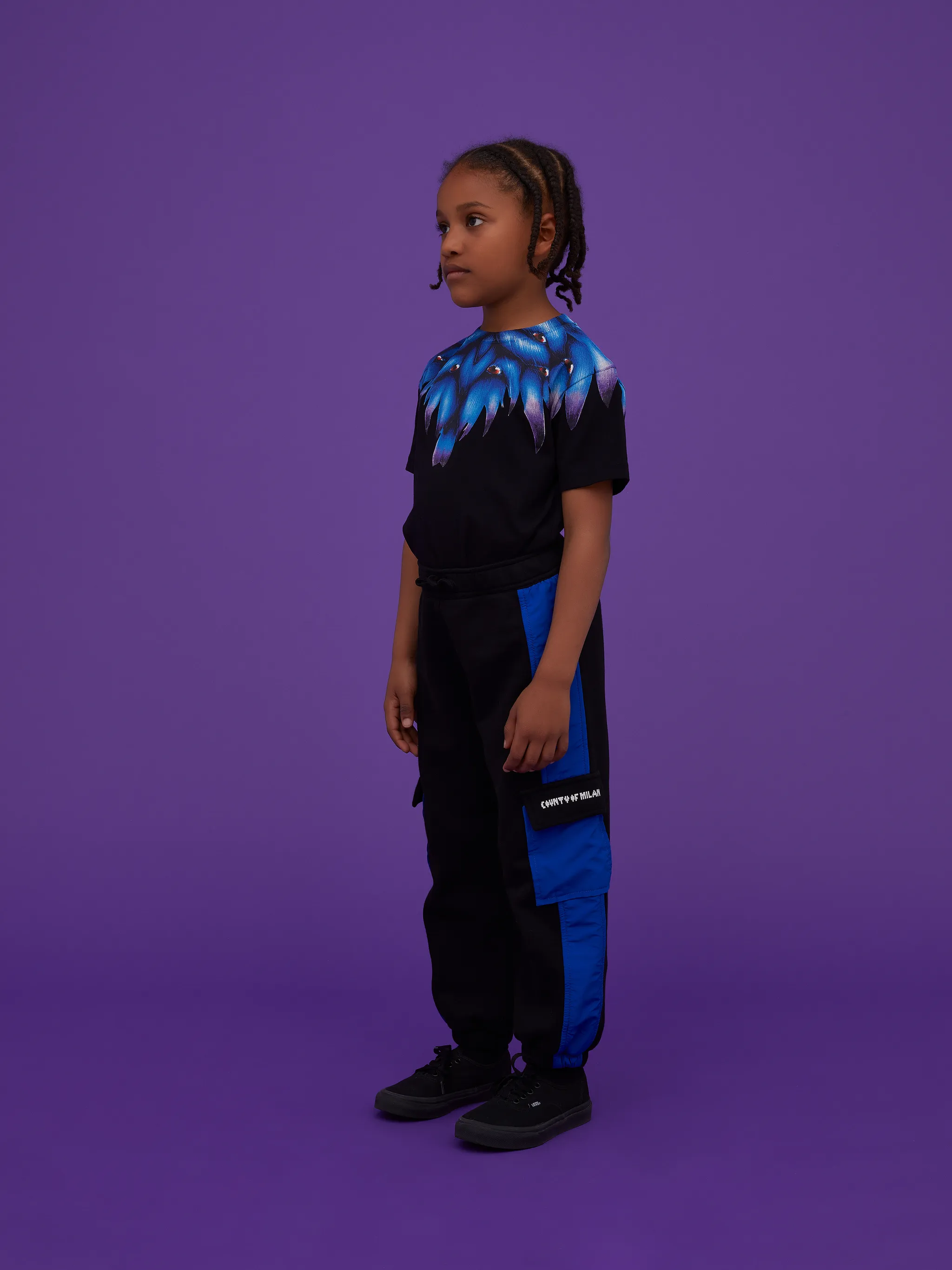 colour-block cargo trousers from Marcelo Burlon Kids featuring black, electric blue, stretch-cotton, colour-block design, logo patch to the side, elasticated drawstring waistband, two side slit pockets, two side cargo pockets and elasticated ankles.