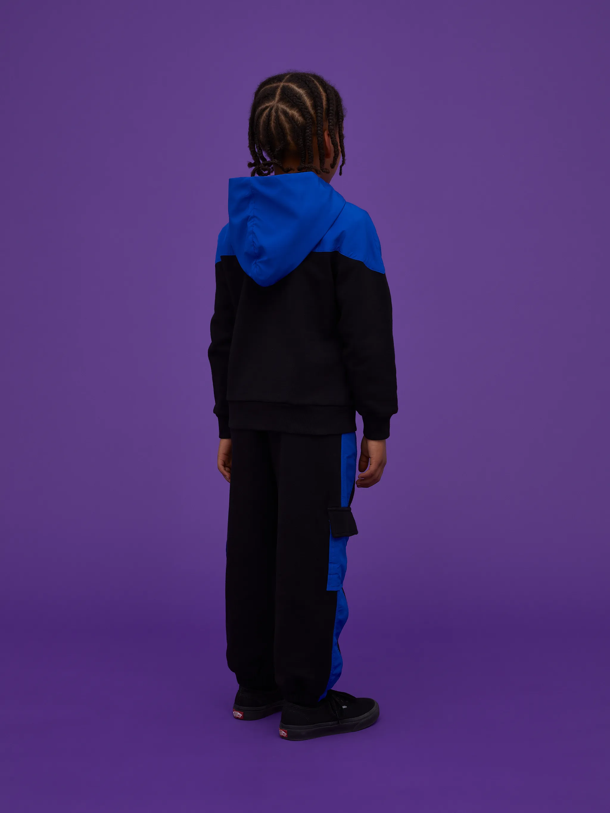 contrast-panelled zip-up jacket from Marcelo Burlon Kids featuring black/blue, cotton blend, colour-block panelled design, logo print at the chest, classic hood, front zip fastening, long sleeves and ribbed cuffs.