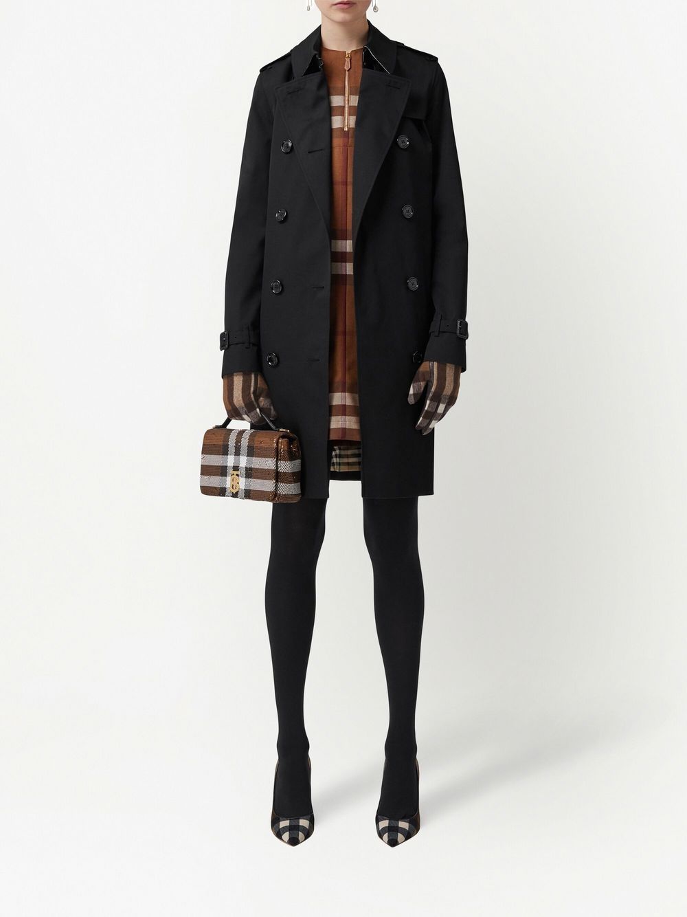 Shop Burberry The Mid-length Kensington Heritage Trench Coat In 黑色