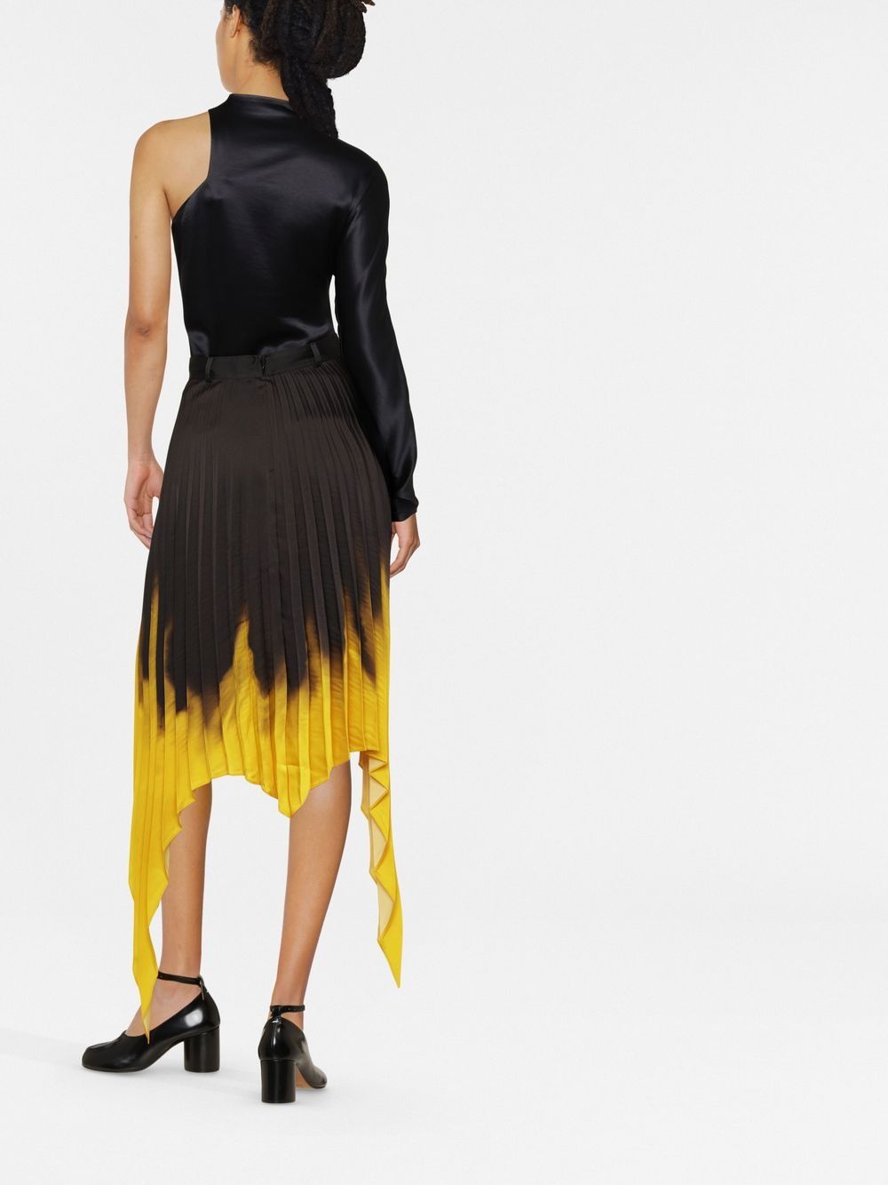 Shop Az Factory Asymmetric Pleated Skirt In 黑色