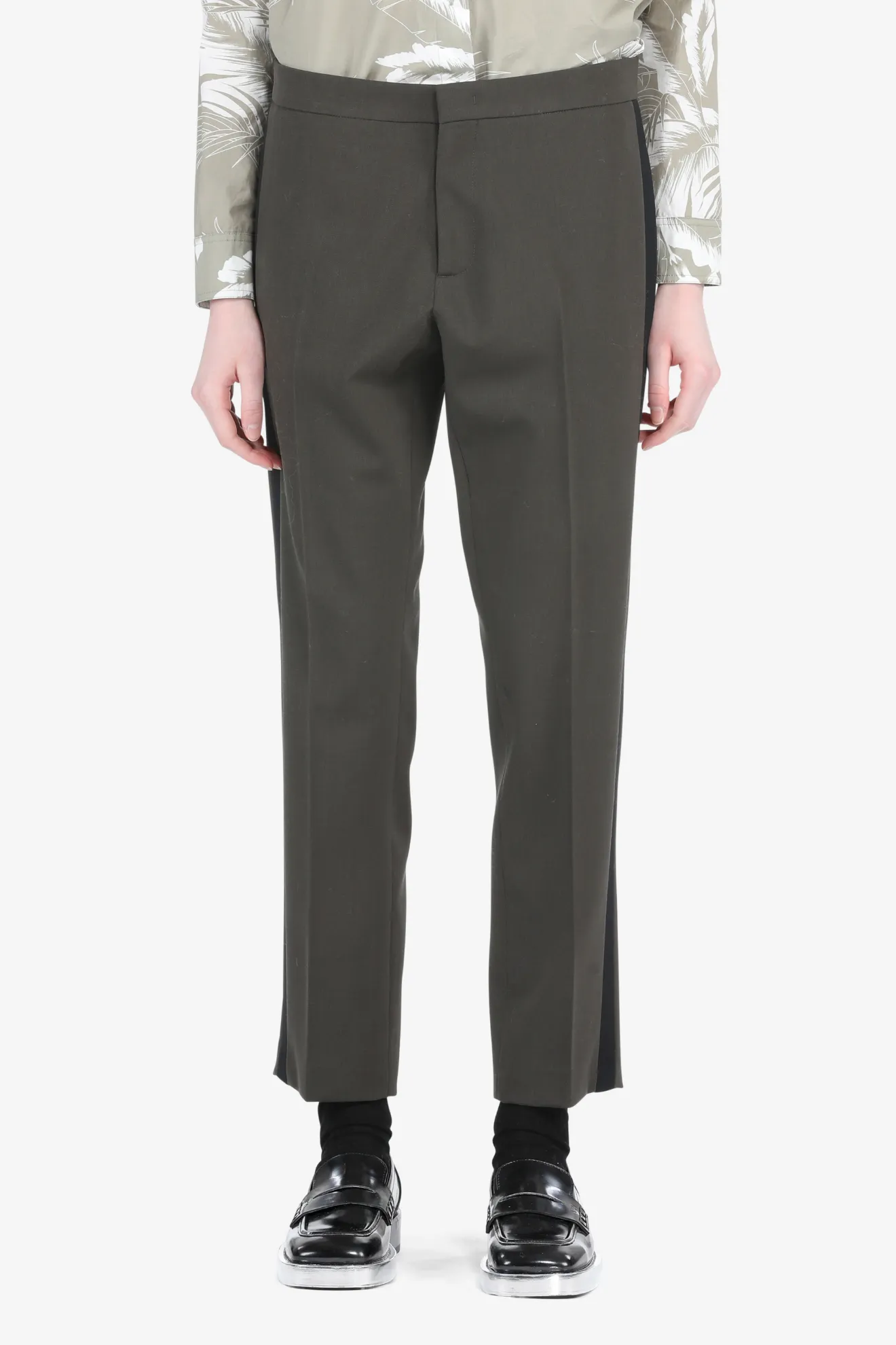 it is best to wear trousers with a straight leg