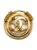 CHANEL Pre-Owned 1994 CC round brooch - Gold