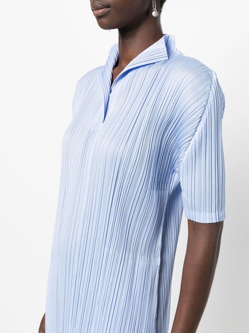 Shop Issey Miyake Plissé Short-sleeve Midi Dress In Blau