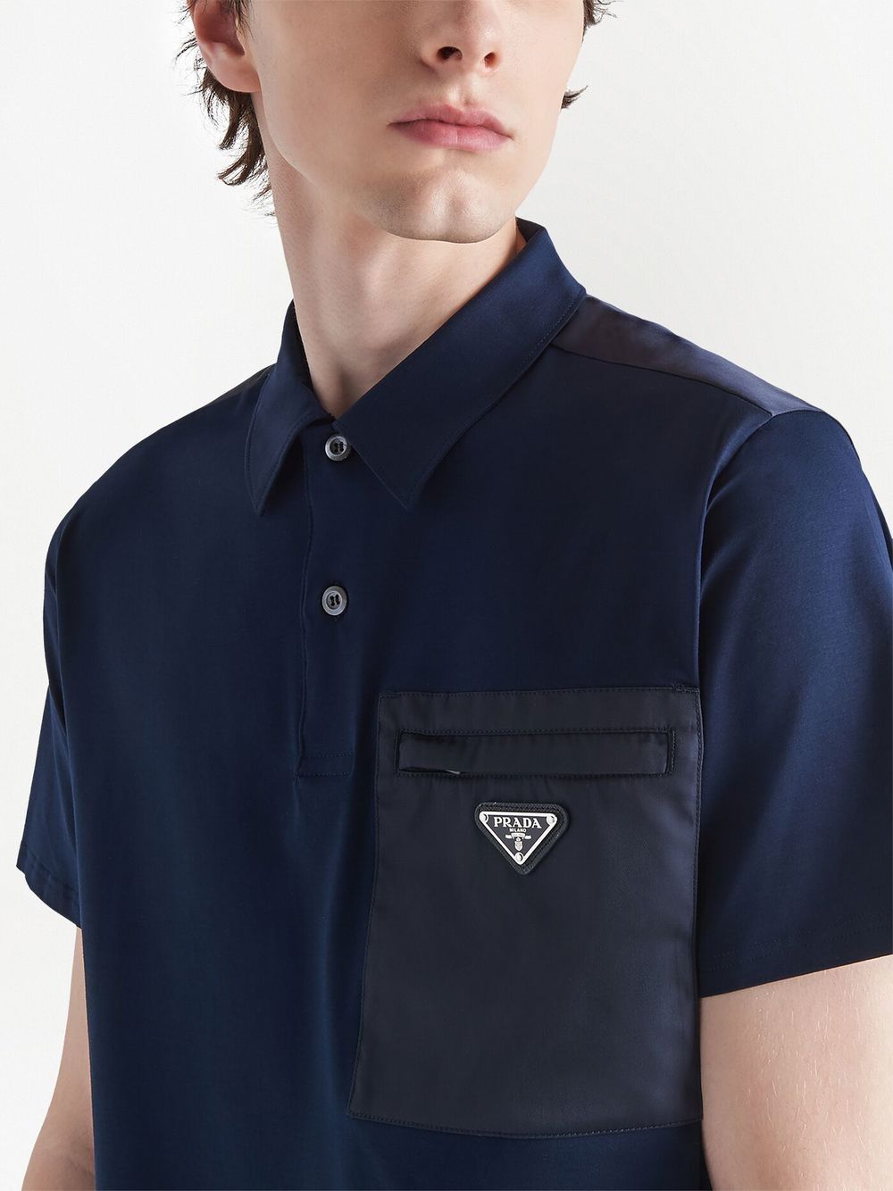 Camiseta Prada com bolso em nylon na cor Azul marinho