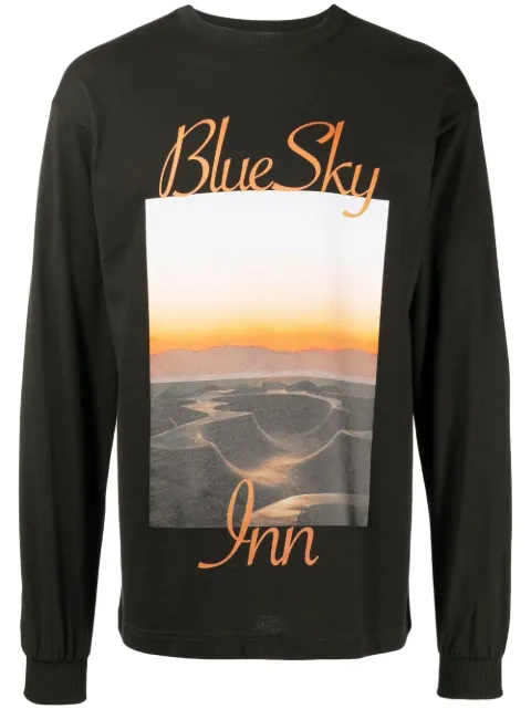 BLUE SKY INN playera con estampado de fotografía