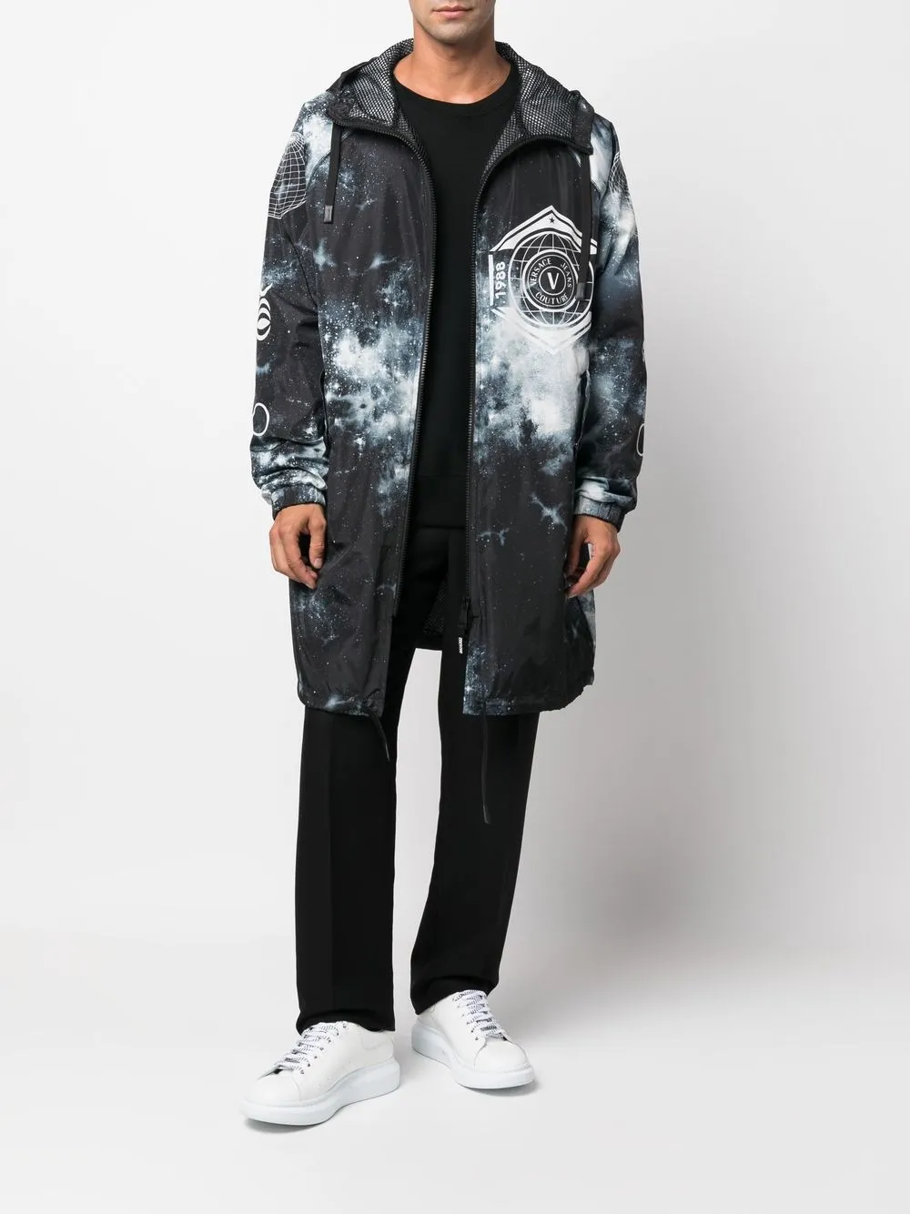 

Versace Jeans Couture chamarra rompevientos con estampado Space Couture - Gris