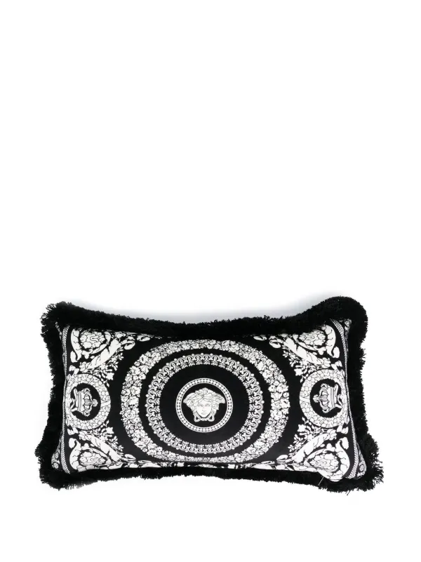 Versace ヴェルサーチェ ロゴパッチ クッション | ブラック | FARFETCH JP