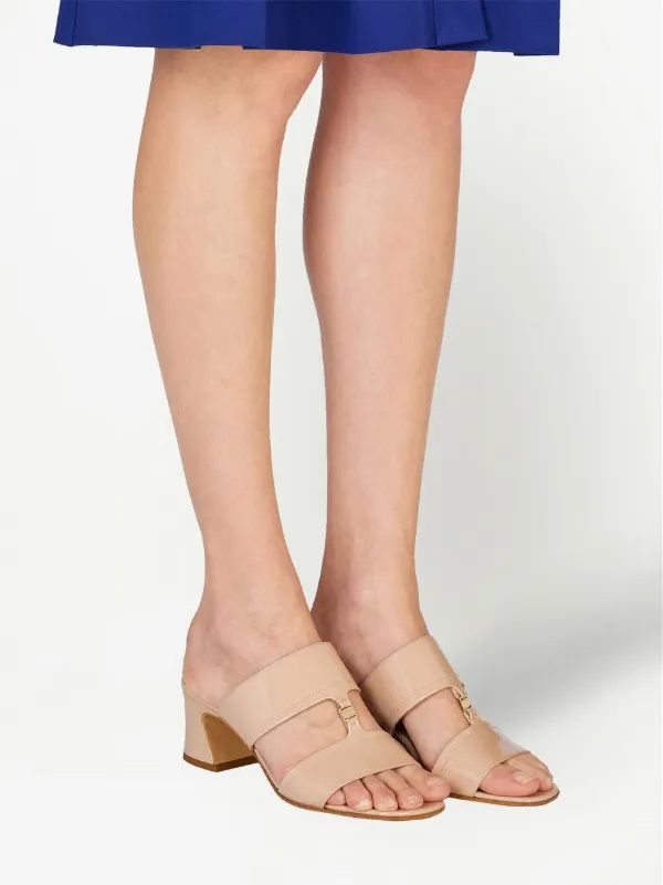 サンダル・ミュール Ferragamo Sandal With Chain Ferragamo Vara Chain Sandals | Neutrals | FARFETCH