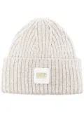 UGG logo-patch ribbed-knit beanie - Grey