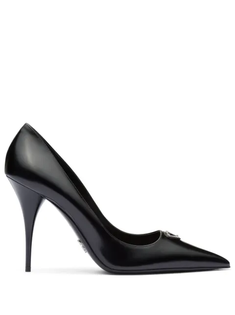 Prada Pumps mit Logo-Schild
