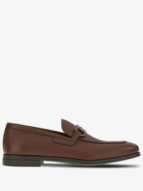 Ferragamo mocasines con detalle de Gancini