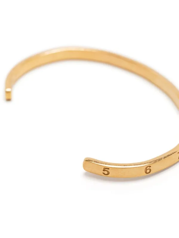 【関税込み】Maison Margiela ゴールド ロゴ カフブレスレット Maison Margiela カフブレスレット | ゴールドトーン | FARFETCH JP