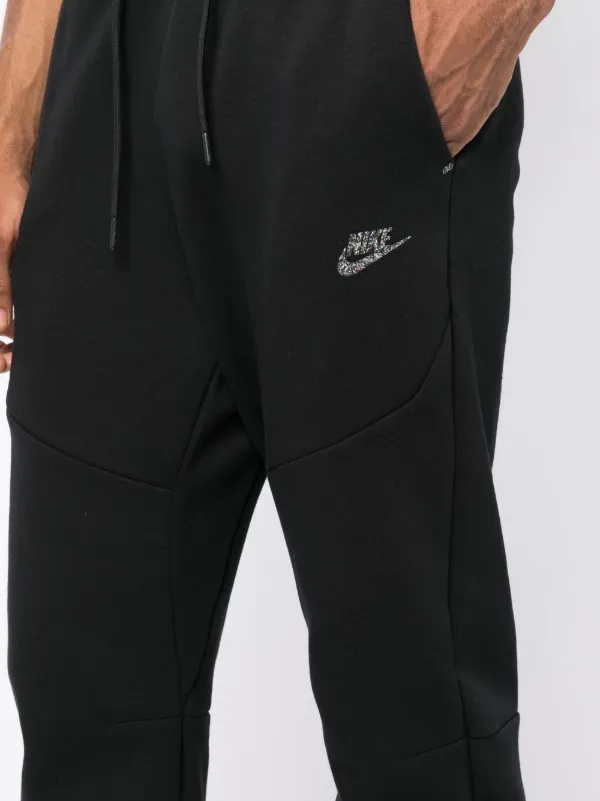 Store black nike tech