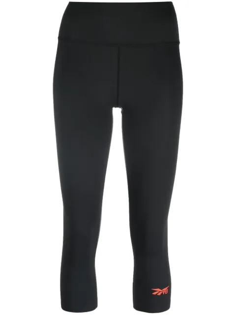 Reebok leggins capri con logo estampado en la parte trasera