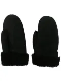 TOTEME logo-plaque shearling mittens - Black