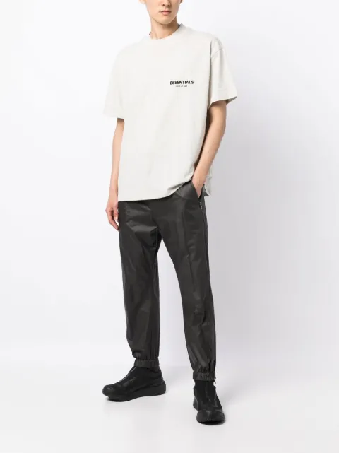 FEAR OF GOD ESSENTIALS playera con logo estampado