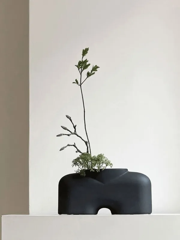 101 Copenhagen Cobra Fat Medium Vase | Black | FARFETCH
