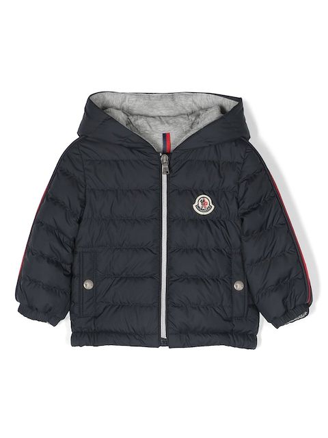 Moncler Enfant جاكيت منفوخ بهودي وأبليكة شعار الماركة
