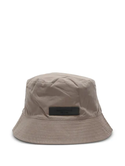FEAR OF GOD ESSENTIALS gorro de pescador con parche del logo