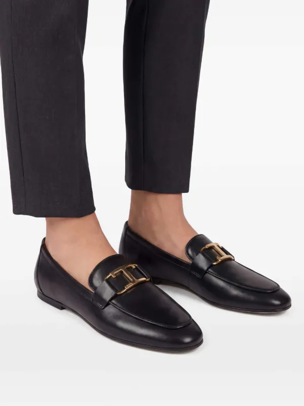 TOD'S ロゴバックル レザーローファー Tod's Tロゴ レザーローファー | ブラック | FARFETCH JP