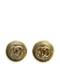 CHANEL Pre-Owned 1990s ribbed logo clip-on earrings - Gold