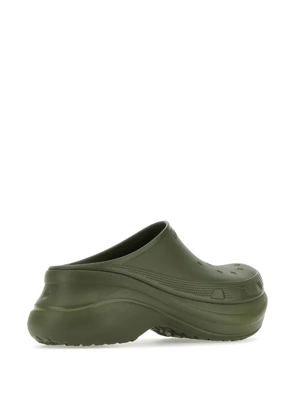 Balenciaga x Crocs ロゴエンボス サンダル | グリーン