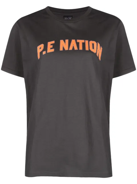 P.E Nation تيشيرت بأكمام قصيرة وطبعة شعار الماركة