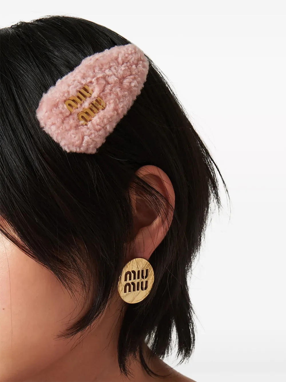 Shop Miu Miu Shearling Hair Clip In 粉色