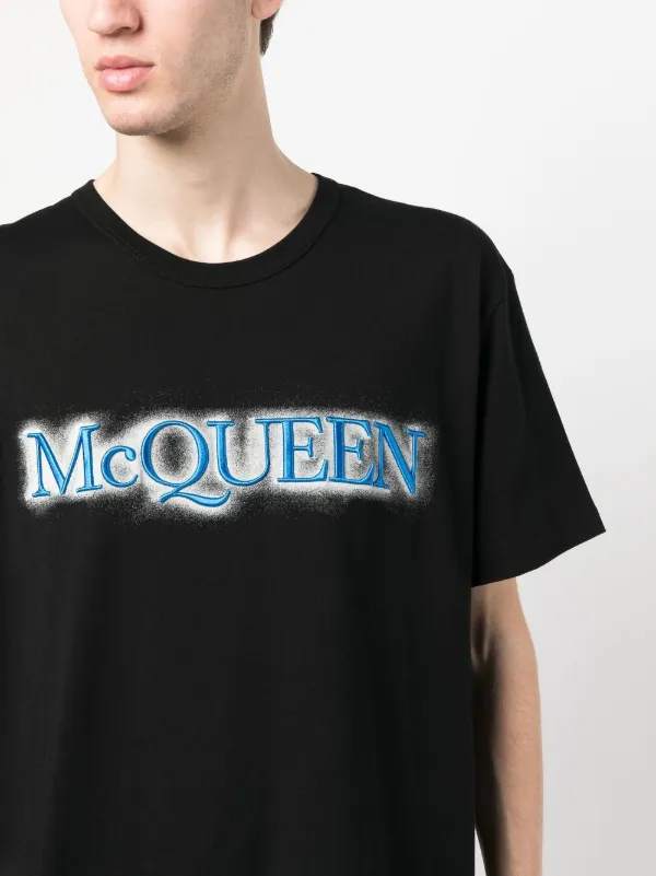 Alexander McQueen Camiseta Com Estampa De Logo | Preto | FARFETCH BR
