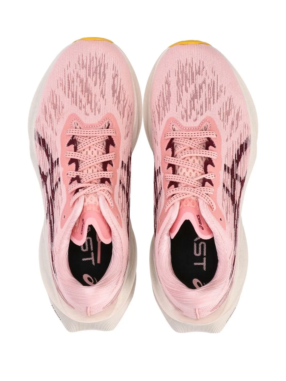 novablast sneakers