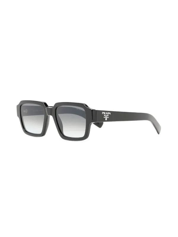 Prada Eyewear スクエアフレーム サングラス | ブラック | FARFETCH JP